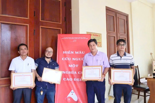 Những giọt máu nghĩa tình
