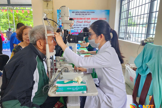 500 người dân phường Hòa Xuân được khám mắt, phát thuốc miễn phí