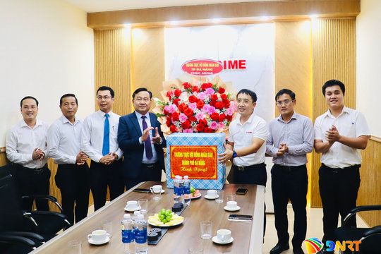 Phó Chủ tịch HĐND thành phố Nguyễn Công Thanh chúc mừng doanh nghiệp nhân ngày Doanh nhân Việt Nam