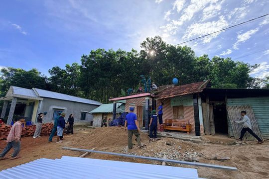Xóa nhà tạm cho gia đình khó khăn