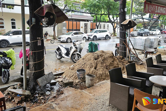 Thi công vỉa hè cầm chừng, gây nguy hiểm cho người dân
