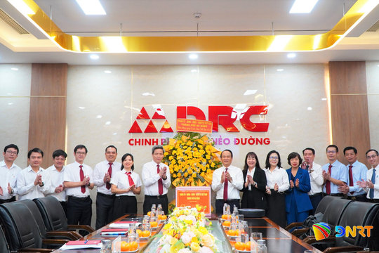 Phó Bí thư Thành ủy, Chủ tịch Ủy ban MTTQ Việt Nam thành phố Đà Nẵng Nguyễn Đình Vĩnh thăm, chúc mừng ngày Doanh nhân Việt Nam 13/10