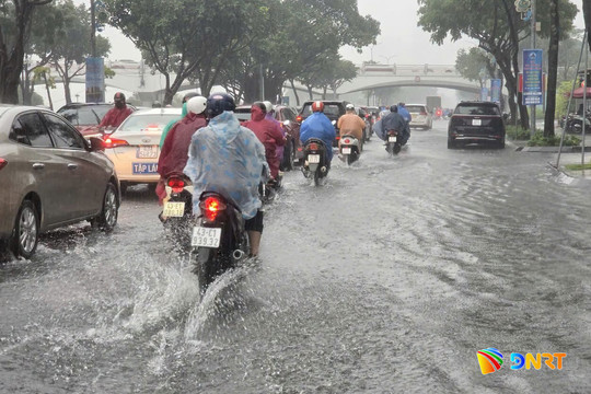 Khẩn trương khắc phục ngập úng khu vực chung cư Azura