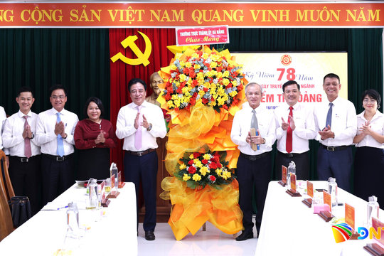 Phó Bí thư Thường trực Thành ủy Nguyễn Khắc Toàn thăm, chúc mừng các ngày truyền thống ngành Kiểm tra Đảng, công tác Dân vận của Đảng
