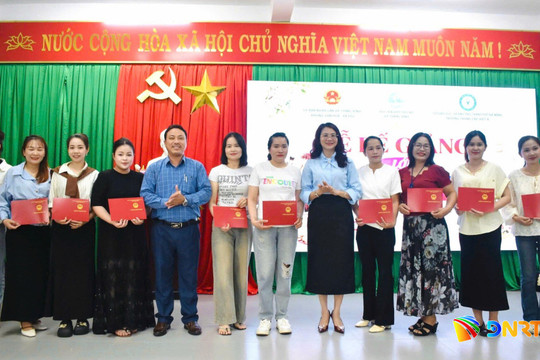 70 phụ nữ nông thôn xã Thăng Bình hoàn thành khóa đào tạo trang điểm thẩm mỹ