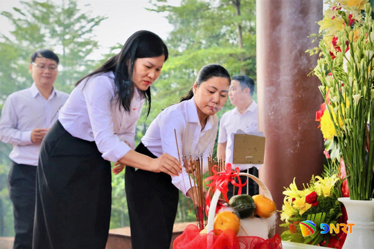 Lãnh đạo Ủy ban Kiểm tra Thành ủy Đà Nẵng dâng hoa, dâng hương tại Bia di tích Ban Kiểm tra Khu ủy Khu V