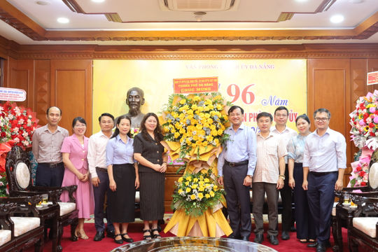 Lãnh đạo Mặt trận thành phố thăm, chúc mừng Văn phòng Thành ủy và Ban Tổ chức Thành ủy