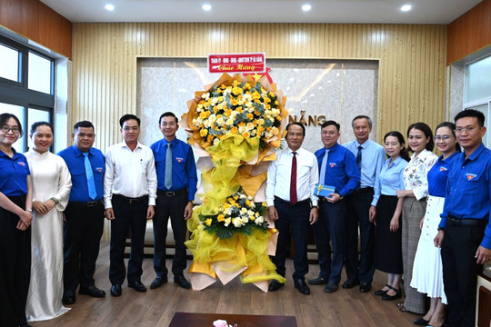 Lãnh đạo thành phố thăm, chúc mừng Hội Nông dân và Hội Liên hiệp Thanh niên thành phố