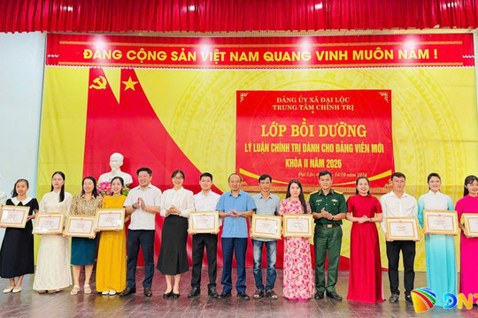 Trung tâm Chính trị xã Đại Lộc bồi dưỡng lý luận chính trị cho đảng viên mới