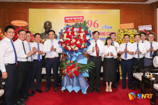Phó Bí thư Thường trực Thành ủy Nguyễn Khắc Toàn thăm, chúc mừng 96 năm ngày truyền thống Văn phòng cấp ủy