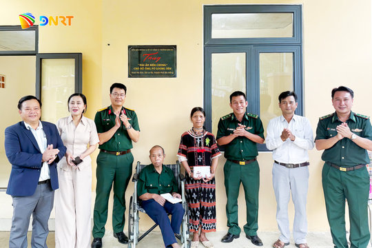Bàn giao nhà “Mái ấm biên cương” cho hộ nghèo tại xã La Êê