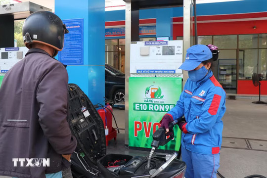 Giá xăng và dầu diesel giảm, E10RON95-III có giá 27.029 đồng