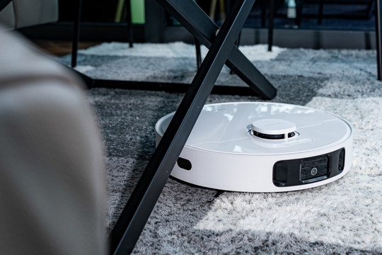 Lựa chọn giữa robot hút bụi và máy hút bụi cầm tay vào dịp cuối năm