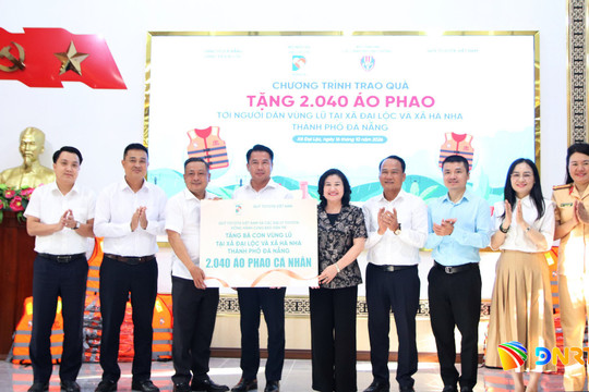 Báo Dân trí tặng hơn 2.000 áo phao cho người dân các xã Đại Lộc và Hà Nha