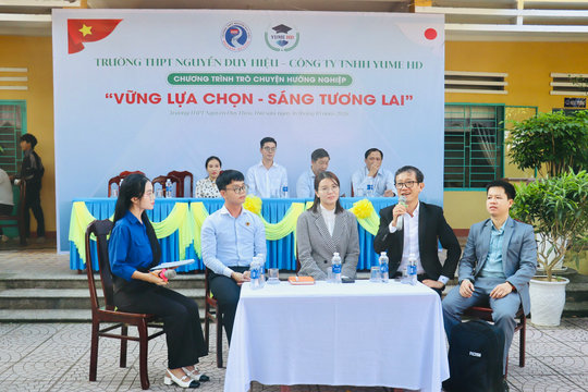 Định hướng nghề nghiệp cho hơn 800 học sinh Trường THPT Nguyễn Duy Hiệu