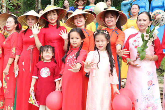 Phụ nữ Thạnh Bình duyên dáng biểu diễn áo dài tại làng cổ Lộc Yên