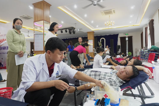 Gần 300 tình nguyện viên 4 xã tham gia ngày hội hiến máu