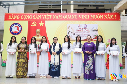 Trao tặng 200 bộ áo dài cho nữ sinh Trường THPT Thái Phiên