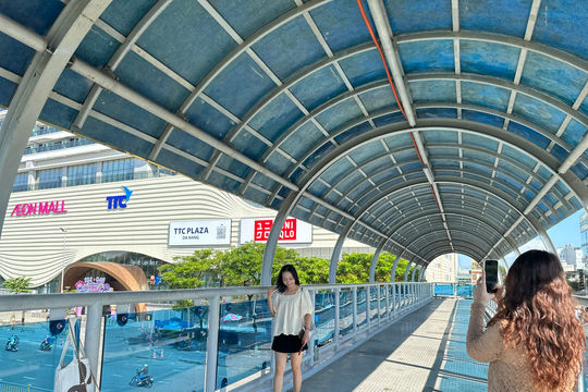 Nhịp cầu nối đôi bờ phố