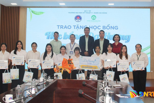 Trao 50 triệu đồng học bổng cho sinh viên nữ Trường Đại học Kỹ thuật Y - Dược Đà Nẵng
