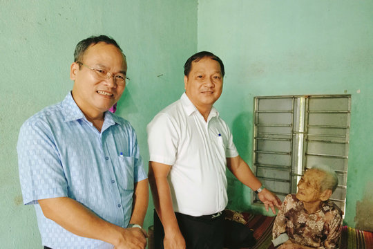 Lãnh đạo xã Quế Sơn Trung thăm, tặng quà người cao tuổi có hoàn cảnh khó khăn