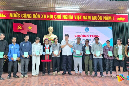 Tặng 100 sổ bảo hiểm xã hội tự nguyện cho người dân xã Bến Giằng