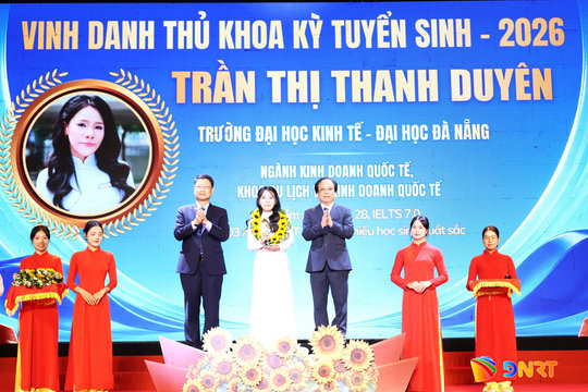 Đại học Đà Nẵng vinh danh thủ khoa và trao học bổng Nâng bước sinh viên năm 2026