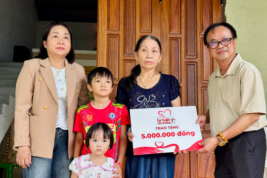 Trao 28 triệu đồng hỗ trợ gia đình khó khăn tại xã Trà My