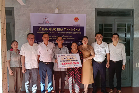 Bàn giao nhà tình nghĩa cho hộ thương binh ở xã Sơn Cẩm Hà