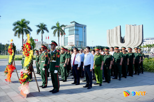 Dâng hương tưởng niệm các anh hùng liệt sĩ tại Đài Tưởng niệm thành phố Đà Nẵng