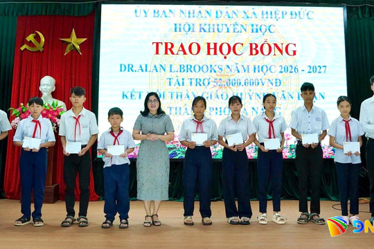 Hội Khuyến học xã Hiệp Đức trao 26 suất học bổng tặng học sinh khó khăn