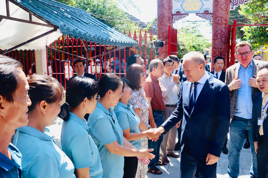 Thủ tướng Cộng hòa Ba Lan Donald Tusk thăm Phố cổ Hội An, đặt hoa tượng kiến trúc sư Kazik
