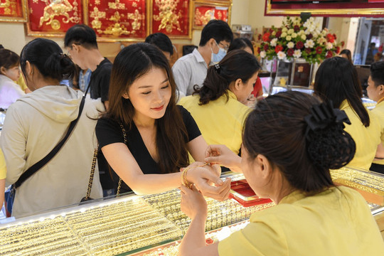 Giá vàng hôm nay 27/10/2026: Vàng miếng SJC, nhẫn trơn 9999 BTMC và vàng thế giới