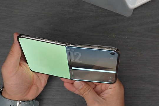 Giải mã cấu tạo bản lề iPhone Duo: Vì sao màn hình gập dễ xuất hiện vết nứt và sọc sáng?