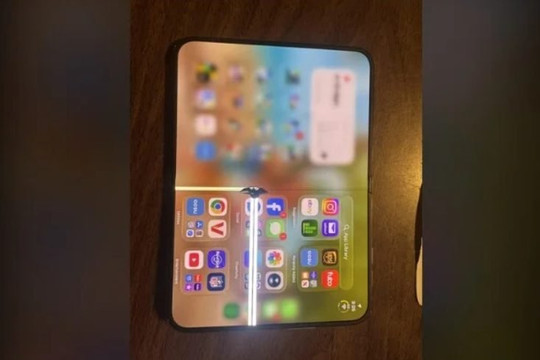 Sự cố nứt màn hình trên iPhone Duo đặt ra thách thức về độ bền bản lề gập