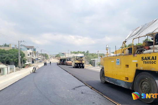 Hoàn thành thảm bê tông nhựa mặt cầu vượt đường sắt trên quốc lộ 14E