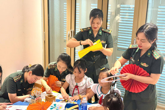 Ấm áp bàn tay mẹ đỡ đầu Biên phòng