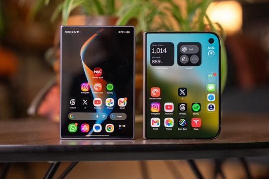 Samsung tung video so sánh Galaxy Z Fold 8 với điện thoại màn hình gập đầu tiên của Apple