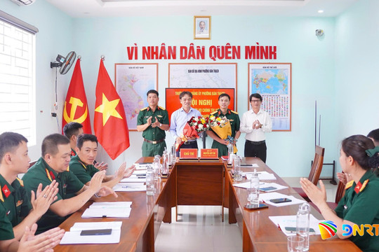 Bàn giao chức vụ Chính trị viên Ban Chỉ huy Quân sự phường Bàn Thạch