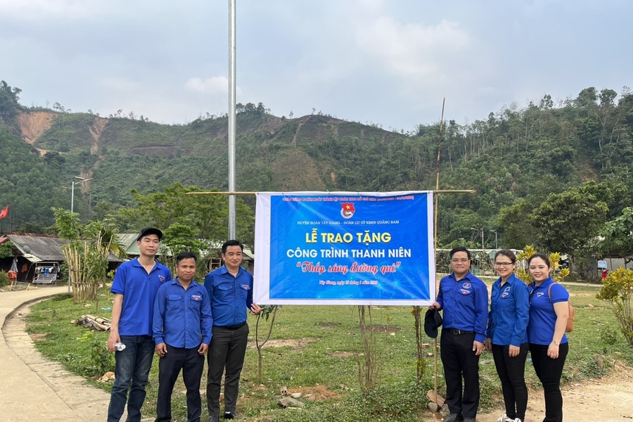 Thắp sáng đường quê xã biên giới Bha Lêê