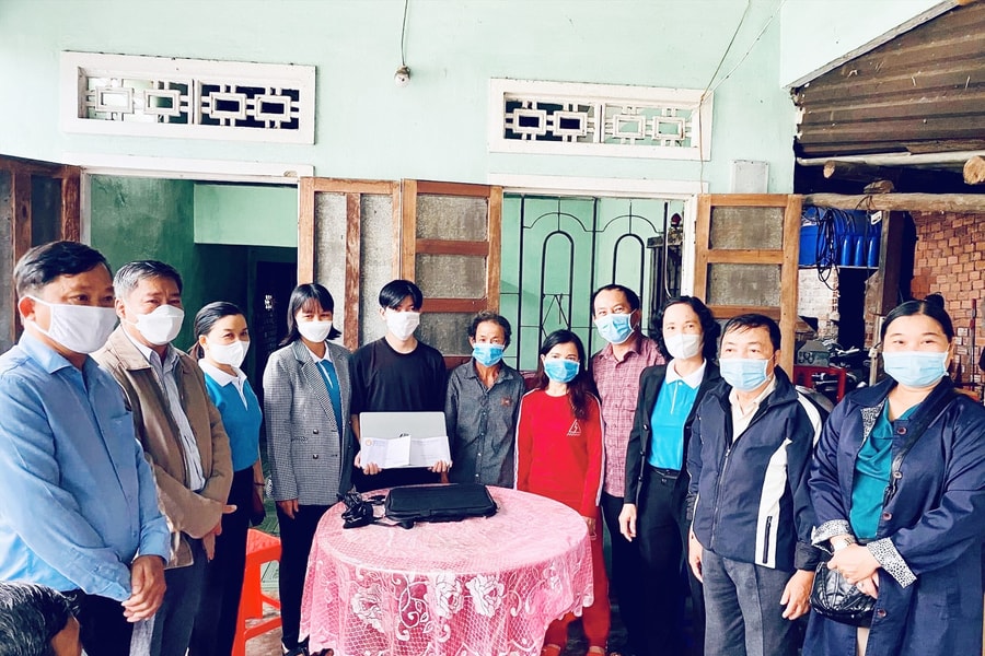 Phụ nữ sẻ chia yêu thương