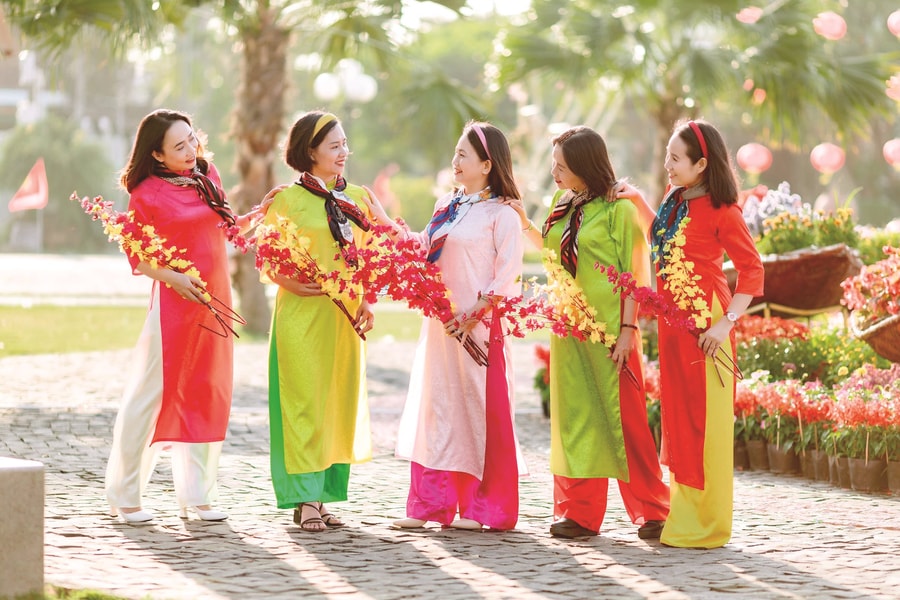 Du xuân cùng áo dài