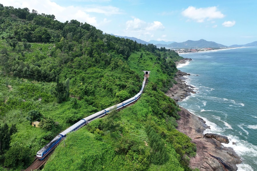 Sân ga “lướt ngoài cửa sổ”