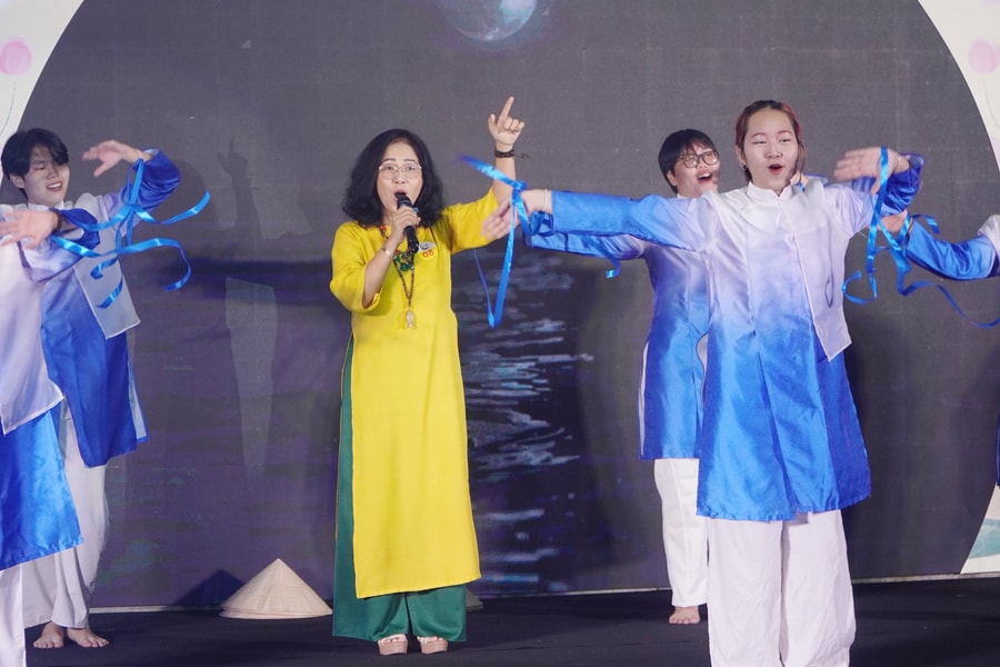 Nghĩa tình sau tiếng hát đồng hương