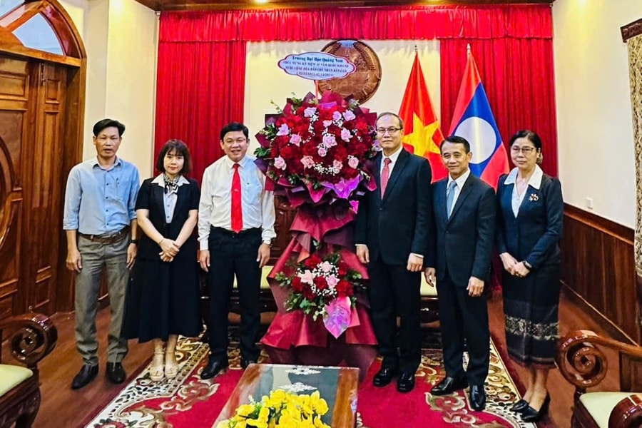 Quang Nam University's leaders extend greetings on Laos' National Day