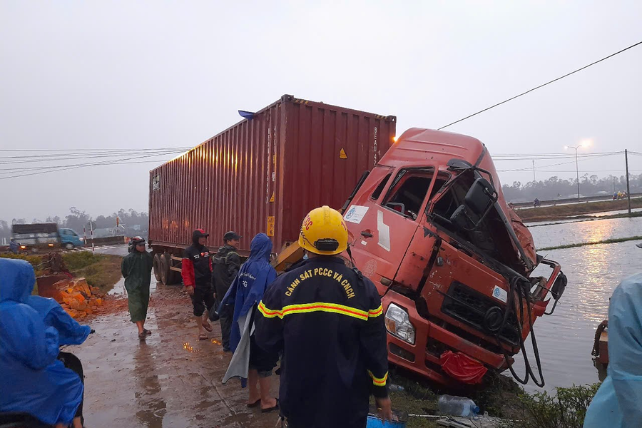 Kịp thời giải cứu nạn nhân bị mắc kẹt trong cabin xe đầu kéo