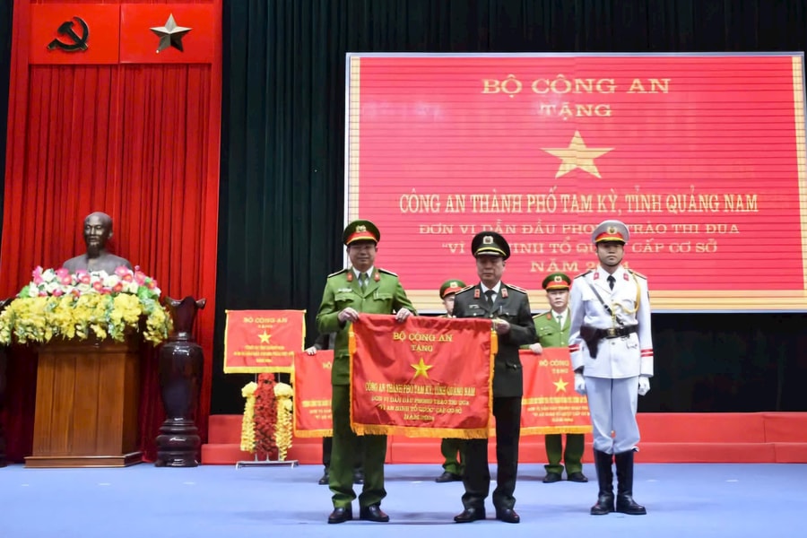 Công an TP.Tam Kỳ được Bộ Công an tặng Cờ thi đua