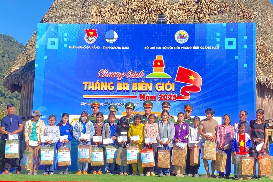 Sôi nổi chương trình "Tháng Ba biên giới" tại Tây Giang