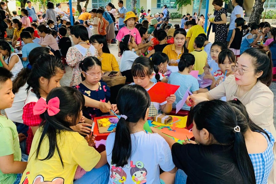 Triển khai Thông tư 29 về dạy thêm, học thêm: Phụ huynh loay hoay đón con