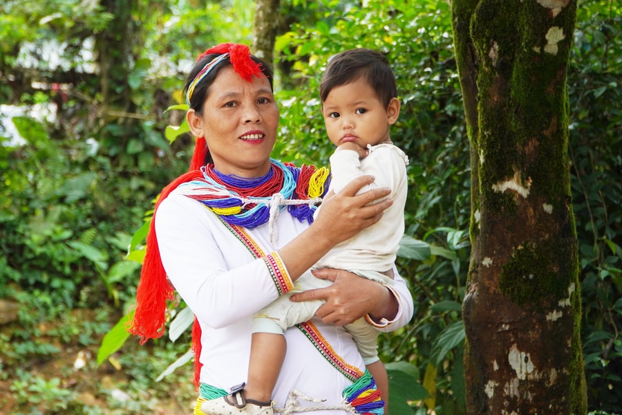 Người Co gìn giữ bản sắc văn hóa từ bộ chuỗi cườm